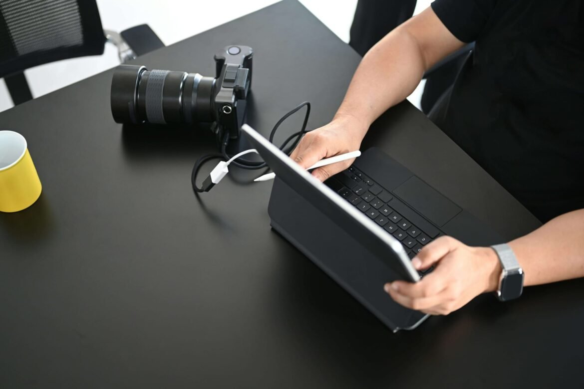 Male-photographer-retouching-1-.jpg