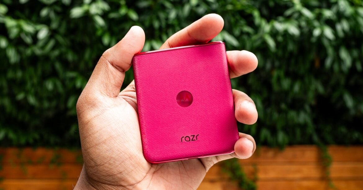 New-Pink-Motorola-Razr-Gear.jpg