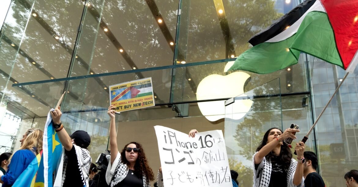 Apple-Store-Protests-Business-2173253426.jpg
